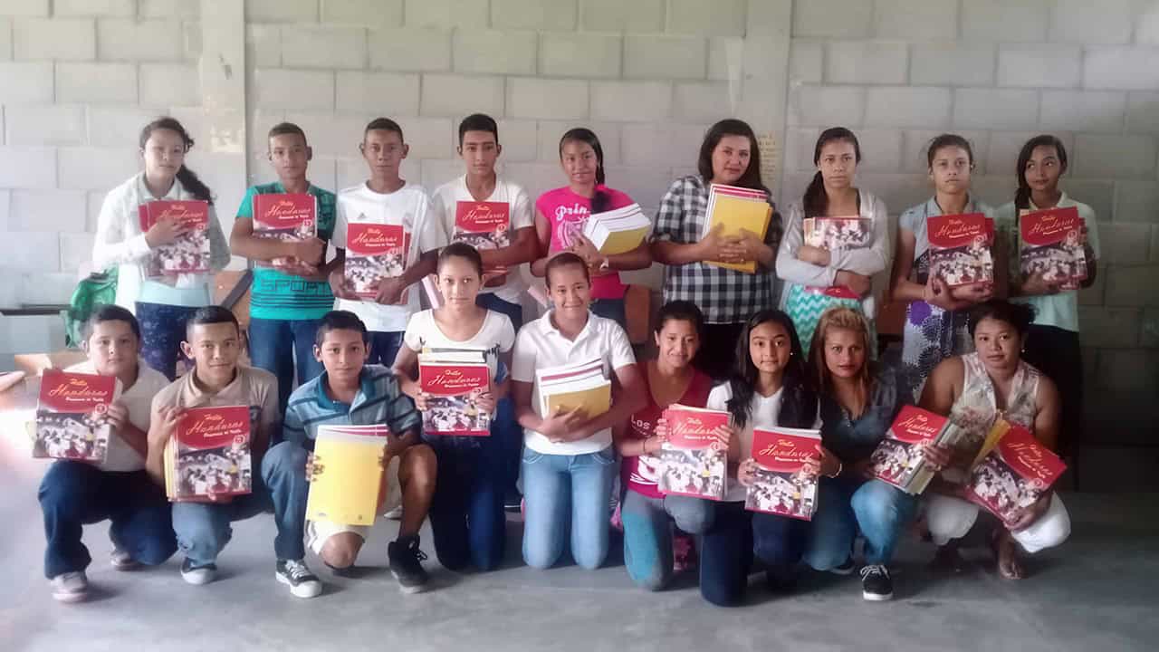 Estudiantes del Programa Educatodos recibiendo apoyo educativo de Fundación Energisa - Educación básica para jóvenes y adultos en Honduras